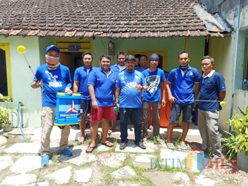 Relawan Partai Demokrat menyemprotkan disinfektan di sejumlah titik di Kota Blitar.(Foto : Aunur Rofiq/BlitarTIMES)