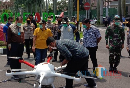 Forkopimda Kota Malang saat melihat drone yang akan melakukan penyemprotan disinfektan (Ist)