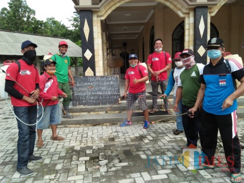 Gerakan Sosial Perang Lawan Corona, Karang Taruna Desa Kedawung Laksanakan Penyemprotan Disinfektan.(Foto : Aunur Rofiq/BlitarTIMES)