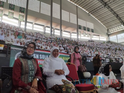 Gubernur Jatim Khofifah bersama almarhum Sudjiatmi