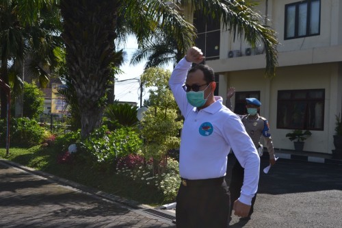 Kapolres Batu AKBP Harviadhi Agung Prathama saat senam dan berjemur di halaman Polres Batu. (Foto: istimewa)