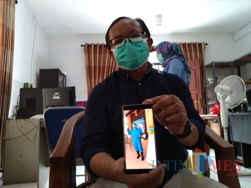 Ketua IDI Tulungagung, Abu Mardah tunjukan APD darurat dari jas hujan (Joko Pramono for Jatim Times)