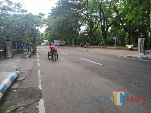 Jalan di alun-alun Tulungagung yang biasanya ramai saat jam kerja, menjadi sepi dan Lengang / Foto : Anang Basso / Tulungagung TIMES