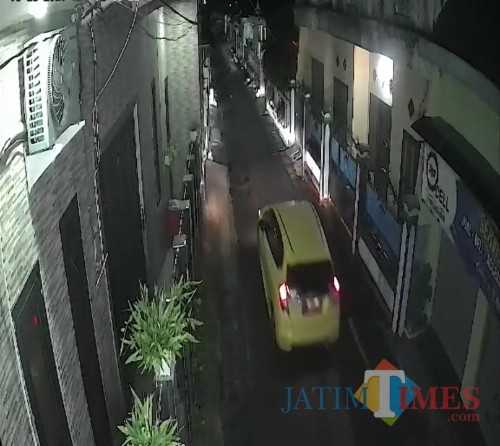 Mobil yang diduga digunakan komplotan pencuri saat membawa kabur pikap hasil curian (Foto : Rengga Yudha Prawira for MalangTIMES)