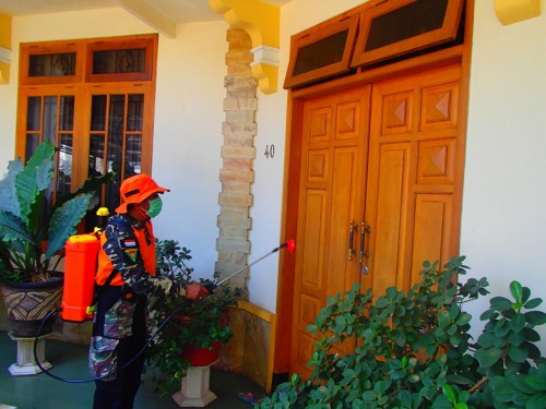 Penyemprotan disinfektan sebagai upaya perangi virus coroma oleh warga .09 Kelurahan Jatimulyo Kecamatan Lowokwaru (Istimewa)