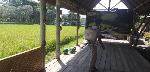 Penyemprotan disinfektan secara mandiri di kampung tematik (istinewa).