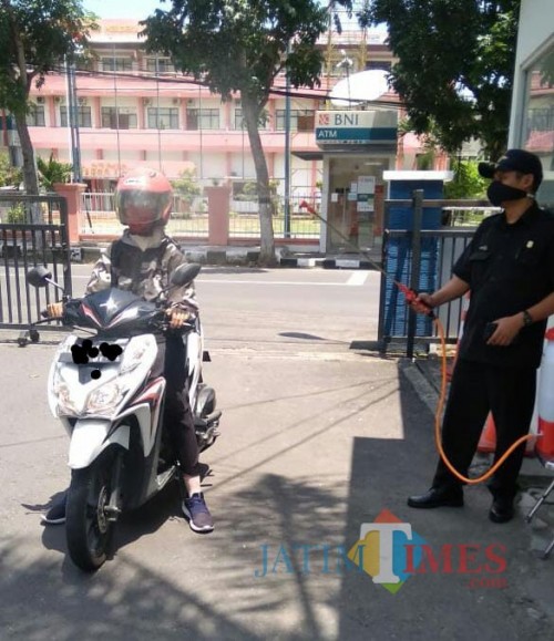 Penyemprotan terhadap mahasiswa yang tetap datang ke kampus PNM, Selasa (24/3/2020)