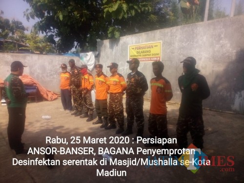 Persiapan Ansor Banser sebelum penyemprotan disinfektan di masjid dan musala se-Kota Madiun, Rabu (25/3).