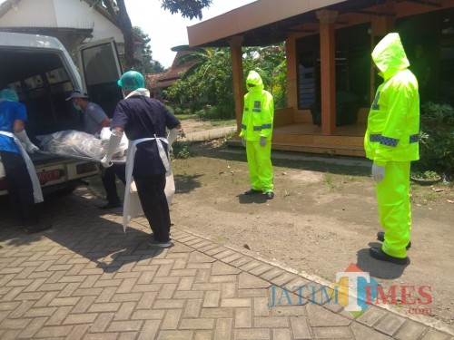 Petugas melakukan evakuasi jenazah Aji Riyanto yang meninggal karena sebelumnya sakit batuk dan pilek / Foto : Dokpol / Tulungagung TIMES