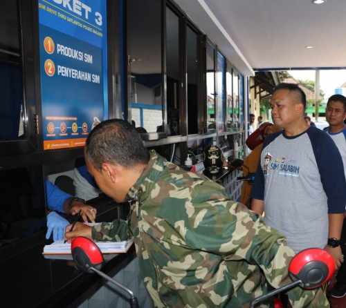 Petugas Satlantas Polres Malang saat memberikan pelayanan SIM