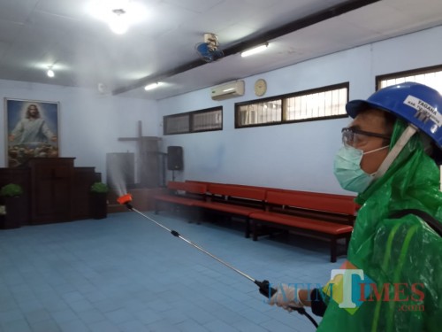 kader PKB saat menyemprot disinfektan di gereja yang ada di jalan Panglima Sudirman (Joko Pramono for Jatim Times)
