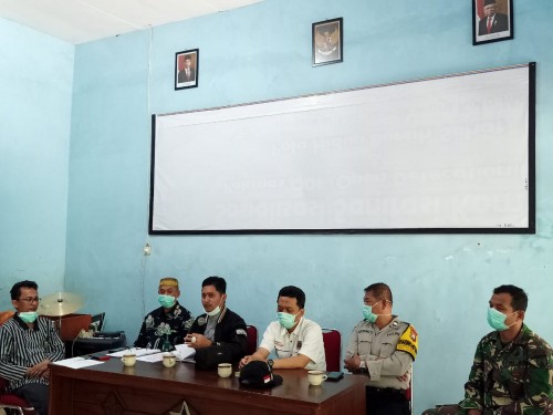Anggota Komisi C DPRD Kota Malang, Ahmad Fuad Rahman (tengah kenakan jaket hitam) saat menyambangi warga Keluarahan Tunjungsekar (Istimewa).