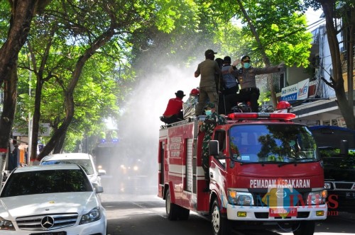 Penyemprotan disinfektan menyasar seluruh ruas jalan di Kota Blitar.