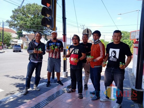Para musisi yang tergabung dalam komunitas SiRock Merdk Trotoar turun ke jalan sebar hand sanitizer gratis.(Foto : Aunur Rofiq/BlitarTIMES)