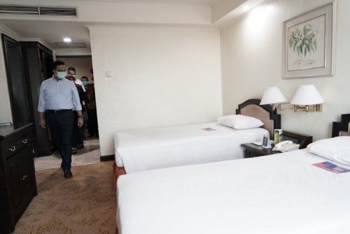 Gubernur DKI Jakarta saat melihat Hotel yang akan dijadikan tempat istirahat para petugas medis yang menangani pasien Corona (@aniesbaswedan)