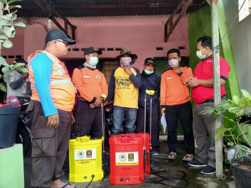 Fraksi PKS DPRD Kota Malang saat menyalurkan bantuan alat kesehatan dan pencegahan Covid-19 dengan keliling Kecamatan di Kota Malang. (Foto: Dokumentasai Fraksi PKS)