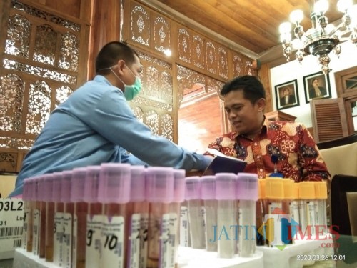 Kabag Pemerintahan Setda kabupaten Tulungagung, Sudarmaji saat diambil daranhnya untuk dites (Joko Pramono for Jatim Times)