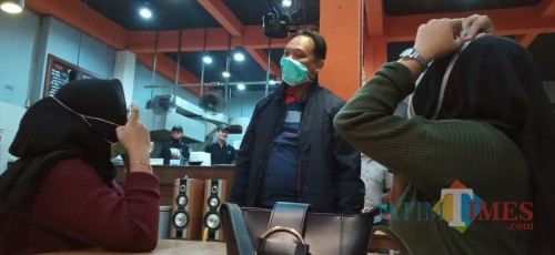 Kapolres Tulungagung, AKBP Eva Guna Pandia (berdiri) saat meminta pengunjung warung makan untuk membungkus makanan yang dipesanya (foto : Joko Pramono/jatim Times)