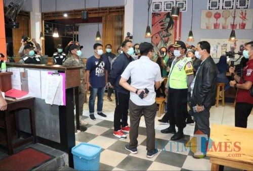 Polisi saat melakukan razia di tempat nongkrong dan warga berkerumun / Foto : Istimewa / Tulungagung TIMES