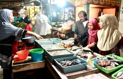 Pedagang saat melayani pembeli di Pasar Besar Kota Batu. (Foto: Irsya Richa/MalangTIMES)