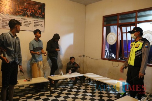 Petugas kepolisian saat melakukan razia guna menangkal penyebaran virus corona. (Foto : Humas Polres Malang for MalangTIMES)