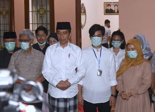 Presiden Joko Widodo saat memberikan keterangan pers di rumah duka, perihal kabar meninggalnya sang ibunda, Sudjiatmi Notomiharjo. (Foto: twitter @setkabgoid)