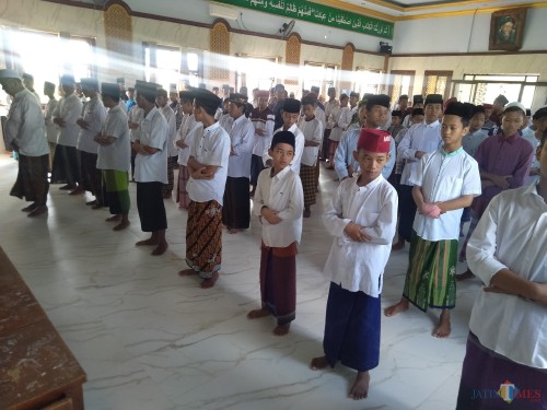 Santri Al-Aqobah salat gaib untuk ibunda Jokowi. (Foto : Adi Rosul / JombangTIMES)