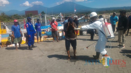 Suasana Edukasi dan Penyemprotan Disinfektan di Kawasan Bongkar Muat Kapal Antar Pulau Pantai Boom Banyuwangi Nurhadi Banyuwangi Jatim TIMES
