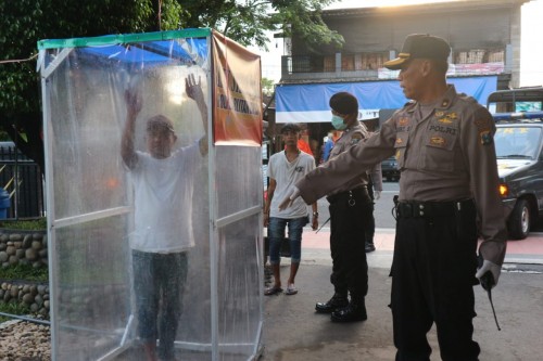 Para anjal disemprot disinfektan di Mapolres Blitar Kota