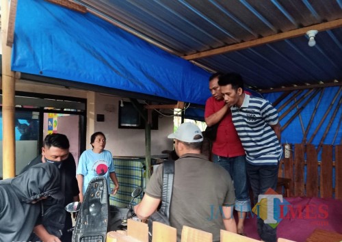 Tersangka Mulyadi (kaos garis-garis) saat digerebek polisi karena menjadi bandar judi online (Foto : Polsek Singosari for MalangTIMES)