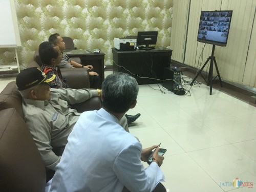 Bupati Malang HM Sanusi (pakai topi) saat memantau pemyebaran virus covid-19 di posko Tim Satgas percepatan penanganan corona virus (Foto : Ashaq Lupito / MalangTIMES)