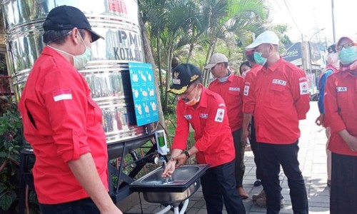 Wakil Wali Kota Batu Punjul Santoso saat mencuci tangan di Alun-Alun Kota Batu. (Foto: istimewa)
