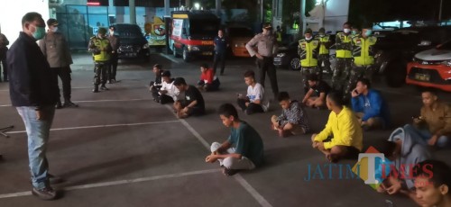 Sebanyak 14 pelajar dan 4 orang dewasa dibawa ke Mapolres lantaran kedapatan nongkrong di warkop. (Joko Pramono for Jatim Times)