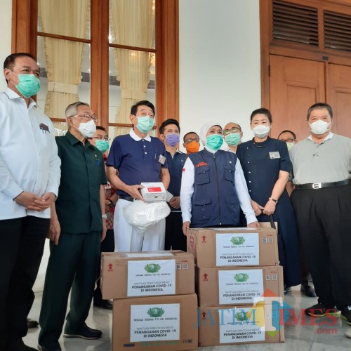 Bantuan alat rapid test dari Yayasan Tzu Chi Buddha yang diterima Gubernur Jatim Khofifah.