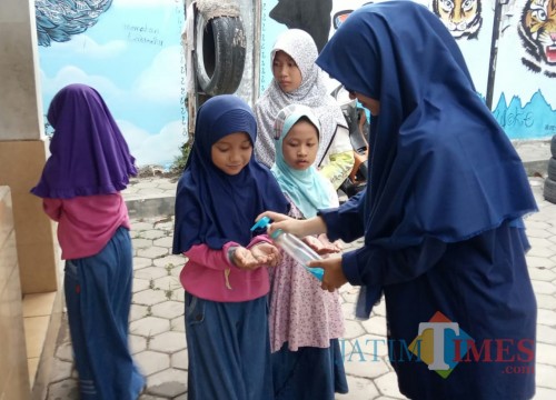 Praktek Cuci Tangan Yang Benar Santri TPQ Masjid Baitul Jannah Banjarsari Glagah Banyuwangi Nurhadi Banyuwangi Jatim TIMES