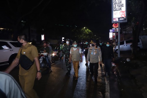 Jajaran Forkopimda Kota Malang kala meninjau dan melakukan penertiban aktivitas di keramaian. (Foto: Humas Pemkot Malang).