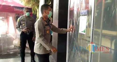 Kapolresta Malang Kota Kombespol Leonardus Simarmata saat akan memasuki kantor polresta melewati bilik semprot disinfektan terlebih dulu. (ist)