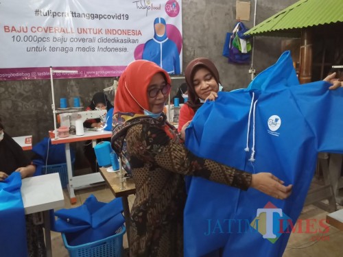 Mamik Endarni (jilbab merah) menunjukan bau pelindung yang akan disumbangkan kepada tenaga medis (Joko Pramono for Jatim Times)