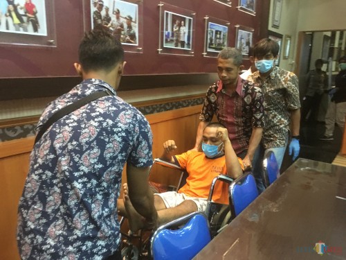 Tersangka Zainul Masduki (duduk di kursi roda) saat digelandang petugas kepolisian usai sesi rilis berakhir (Foto : Ashaq Lupito / MalangTIMES)