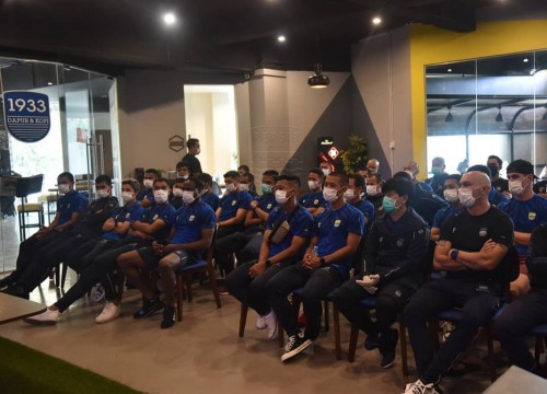 Pemain Persib Bandung dan ofisial saat lakukan meeting (Persib Official)