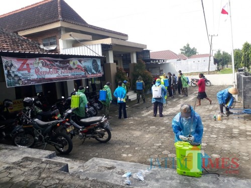 Penyemprotan Disinfektan Desa Tulungrejo Pagi Ini Jumat (27/3)