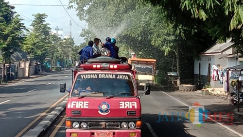 Penyemprotan disinfektan di sejumlah ruas jalan di Lumajang (Foto : BPBD Lumajang / Jatim TIMES)