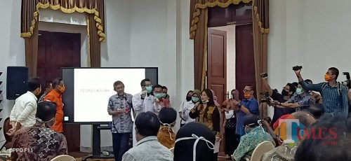 Penyerahan Rapid test dilakukan di Grahadi Surabaya (Foto : Doc RS. Haryoto Lumajang / Jatim TIMES)