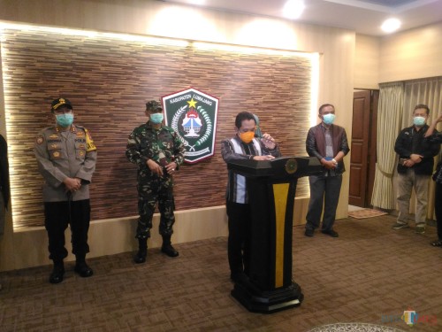 Bupati Lumajang dalam konferensi pers malam ini (Foto : Moch. R. Abdul Fatah / Jatim TIMES)