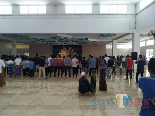Suasana Masjid Almunawar lantai 2 saat jelang salat Jumat pekan lalu. / Foto : Anang Basso / Tulungagung TIMES