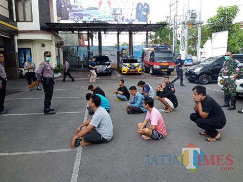Pengunjung warkop yang sebagian pelajar saat dibawa ke Mapolres (Joko Pramono/ JatimTIMES)