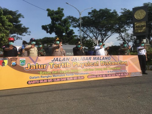 Forkopimda Kabupaten Malang saat meresmikan jalur tertib physical distancing di kawasan Jalibar. (Foto : Ashaq Lupito / MalangTIMES)
