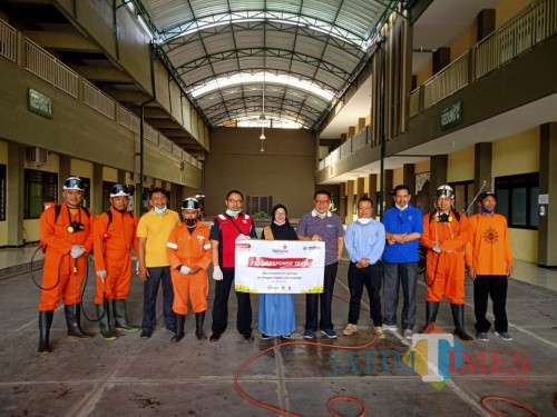 Penyemprotan disinfektan di Kampus Unisba Blitar.(Foto : Aunur Rofiq/BlitarTIMES)