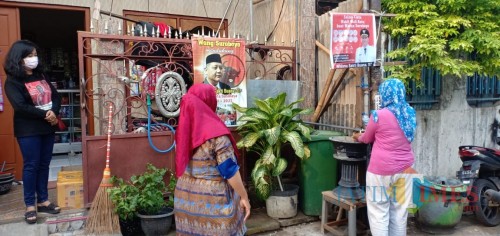 Pembuatan wastafel portabel oleh warga