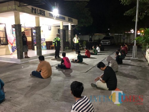 Pemilik dan Pengunjung Warnet dibawa ke Mapolsek Tulungagung Kota / Foto : Dokpol / Tulungagung TIMES
